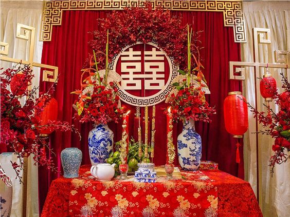 Người miền Nam thường dùng tông màu đỏ làm cho bàn thờ gia tiên ngày cưới