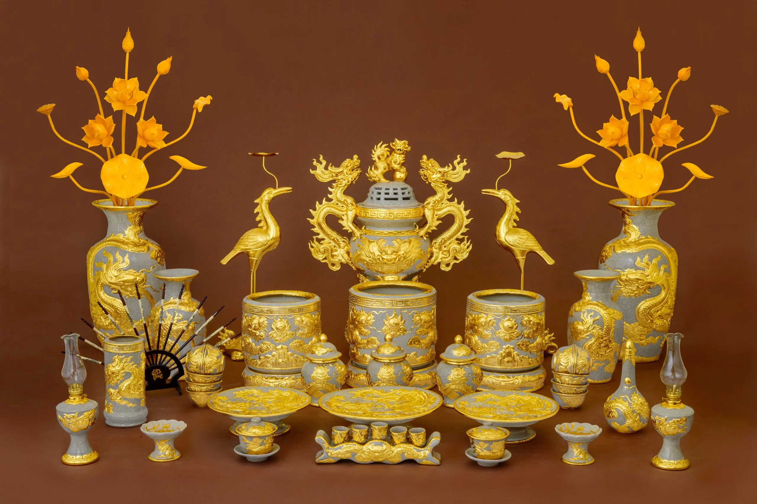 Hũ gạo, hũ muối, hũ nước đầy để dâng lên bàn thờ