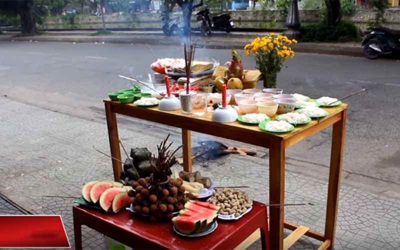 Gia chủ thường chọn sân hoặc phía trước nhà để cúng chúng sinh