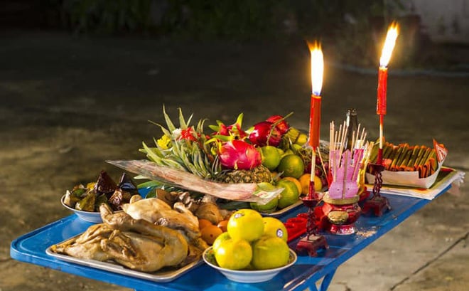 Cúng Chúng sinh hay còn được gọi là cúng Cô hồn ở miền Nam