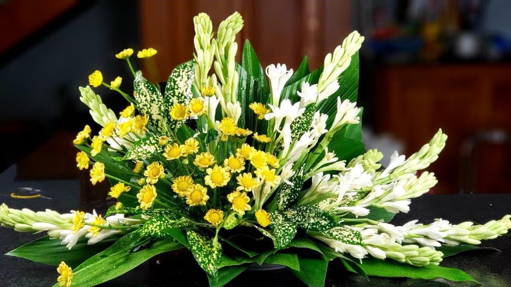 Phối hợp giữa hoa cúc và hoa huệ dâng lên bàn thờ tổ tiên