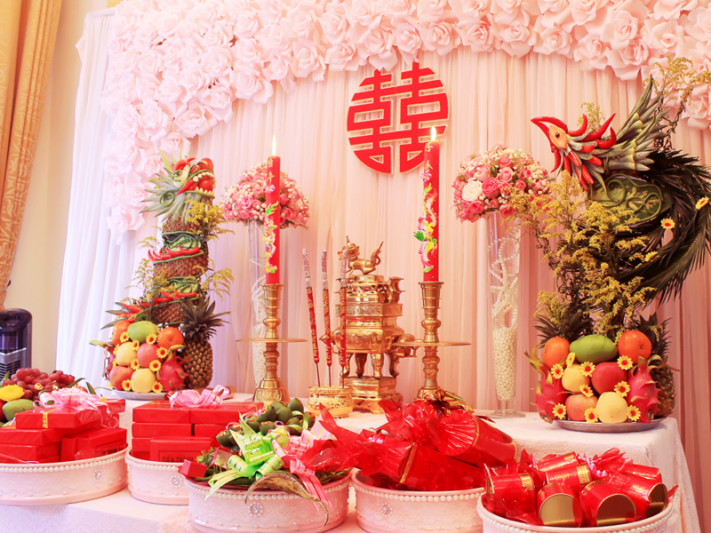 Mâm ngũ quả đủ đầy dâng tổ tiên ngày cưới