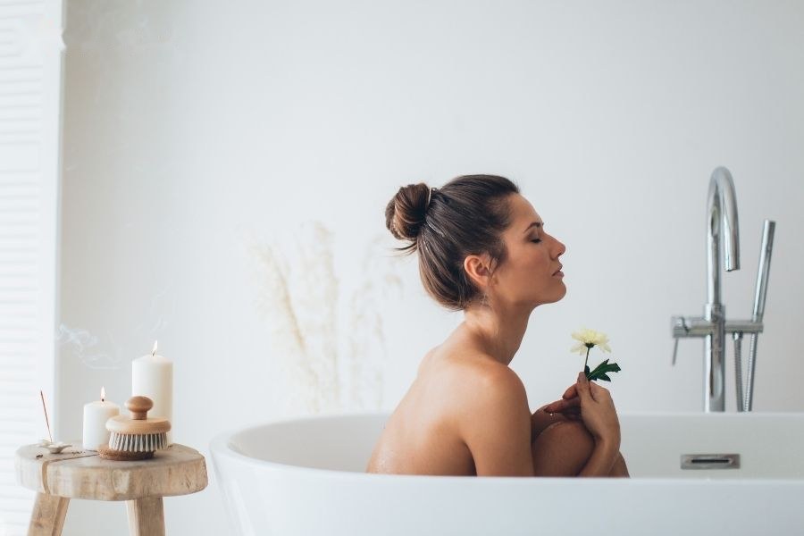 Mơ thấy phụ nữ tắm