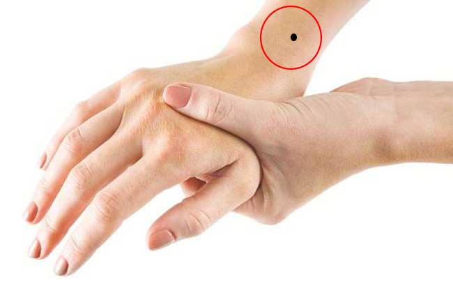 Phụ nữ có nốt ruồi ở cổ tay phải thường là những người khéo léo, đảm đang