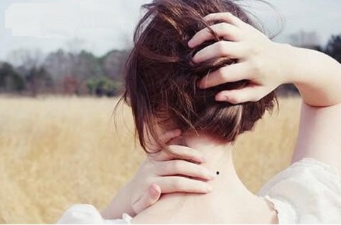 Bói nốt ruồi sau gáy